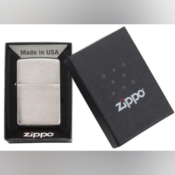 Classic Brushed Chrome Zippo Lighter Silver Windproof Satin 200-017296 67108R - Picture 1 of 9